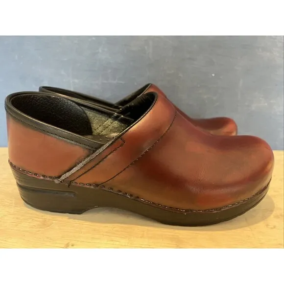 Dansko Clogs Women Sz 38 US 7.5 - 8 Red Profession Burgundy SlipOn Nursing Shoes
