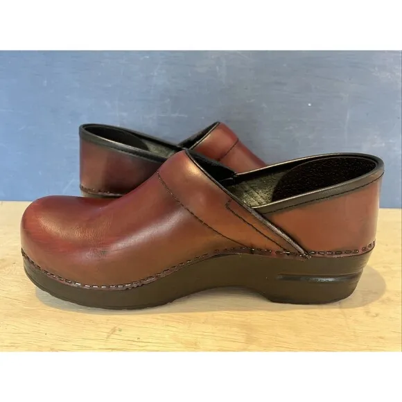 Dansko Clogs Women Sz 38 US 7.5 - 8 Red Profession Burgundy SlipOn Nursing Shoes
