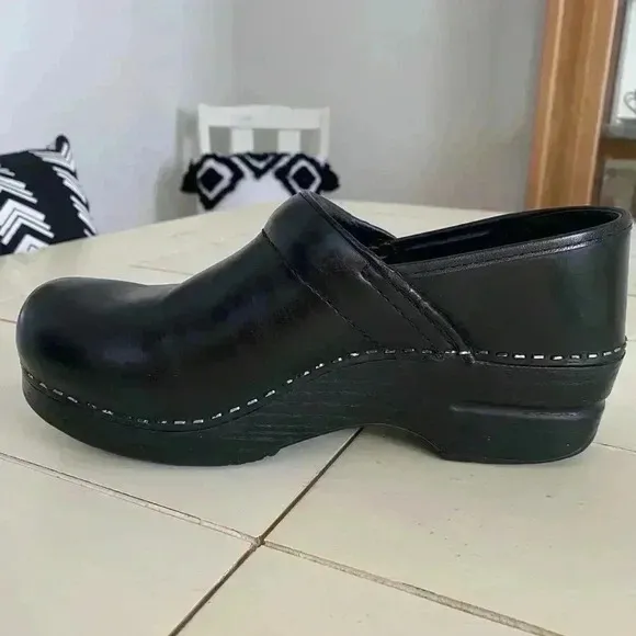 Dansko Professional Women's Clogs 38 US 7.5-8 Black Cabrio Leather Nursing Shoe