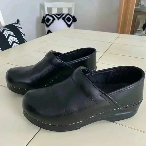 Dansko Professional Women's Clogs 38 US 7.5-8 Black Cabrio Leather Nursing Shoe