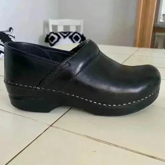 Dansko Professional Women's Clogs 38 US 7.5-8 Black Cabrio Leather Nursing Shoe