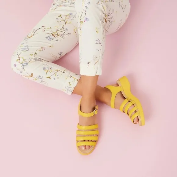 DANSKO ROXIE YELLOW LEATHERSANDAL SIZE 40 9.5-10 US