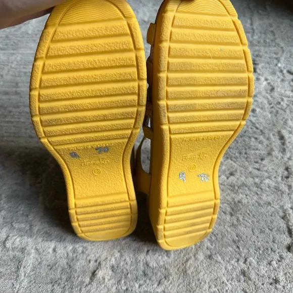 DANSKO ROXIE YELLOW LEATHERSANDAL SIZE 40 9.5-10 US