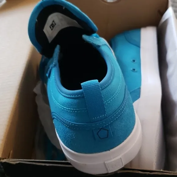 DC Shoes Blue Girls Sneakers size 6.5