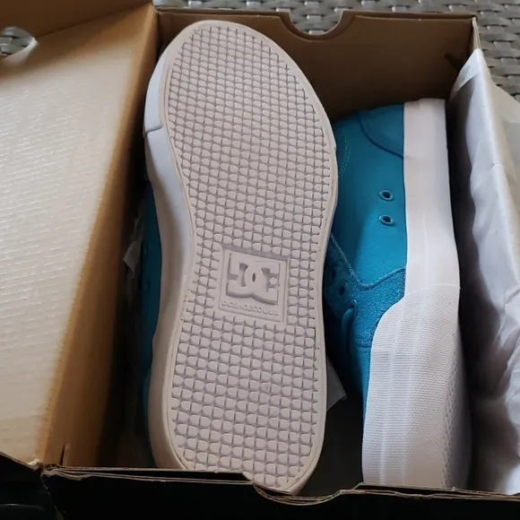 DC Shoes Blue Girls Sneakers size 6.5