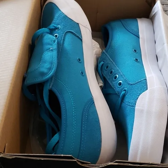 DC Shoes Blue Girls Sneakers size 6.5