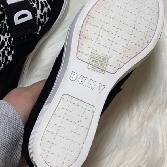DKNY SLIP-ON WEDGED SNEAKERS