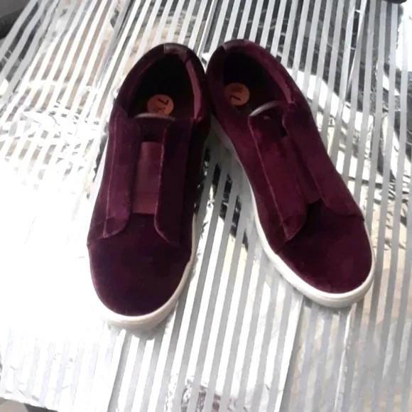 𝅺donna Karan Velvet Slip On Sneakers Size 7.5