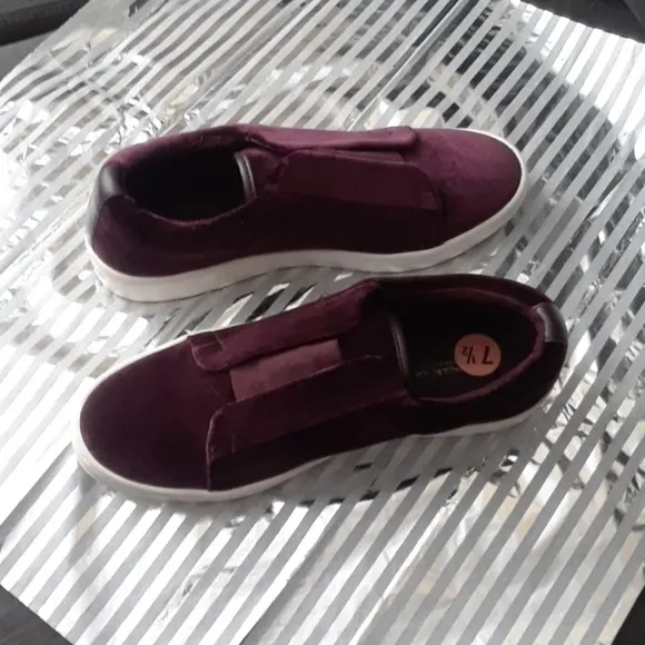 𝅺donna Karan Velvet Slip On Sneakers Size 7.5