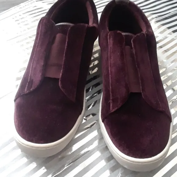 𝅺donna Karan Velvet Slip On Sneakers Size 7.5