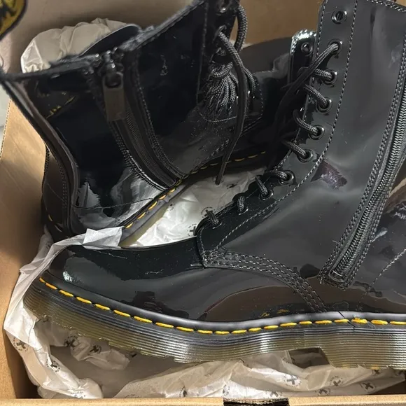 Dr. AirWair Martens 1490 Core Lamper PatentLeather Boots.