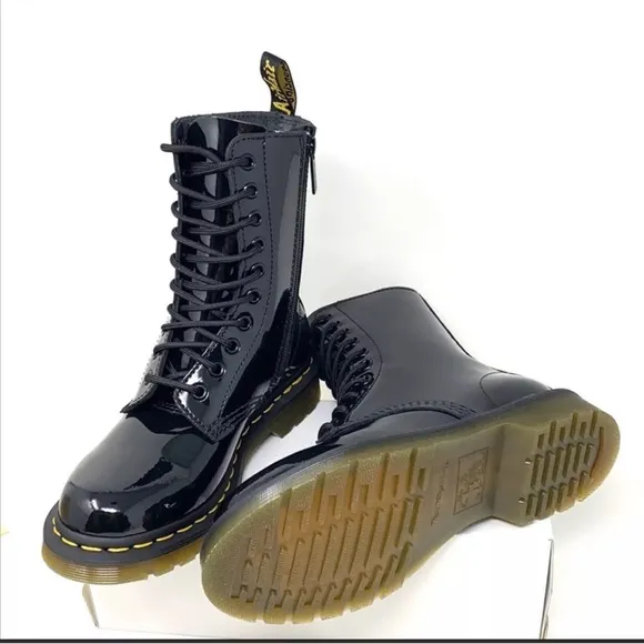 Dr. AirWair Martens 1490 Core Lamper PatentLeather Boots.