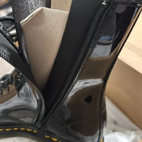 Dr. AirWair Martens 1490 Core Lamper PatentLeather Boots.