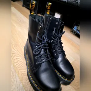 Dr. Marten Jadon Smooth Leather Platform Boots
