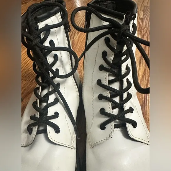 Dr. Marten kids Boots, White 1460Y Size 6