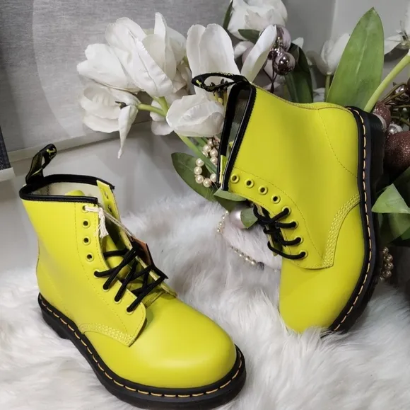Dr  Martens 1460 8-Eye Leather Women  BootSize7 new