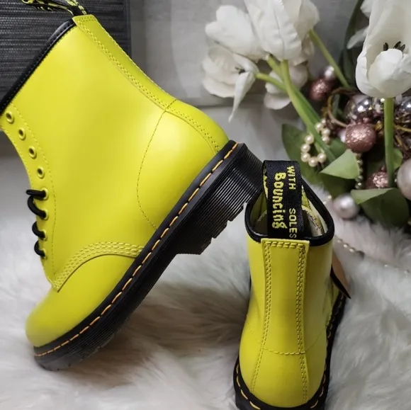 Dr  Martens 1460 8-Eye Leather Women  BootSize7 new