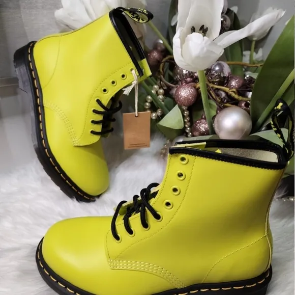 Dr  Martens 1460 8-Eye Leather Women  BootSize7 new