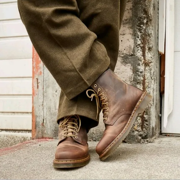 DR. MARTENS 1460 Classic Brown Leather‎ LaceUp Combat Style Ankle Boots Womens 7