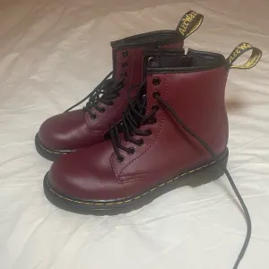 Dr Martens 1460 SMOOTH LEATHER LACE UP BOOTS cherry red size 1 kids