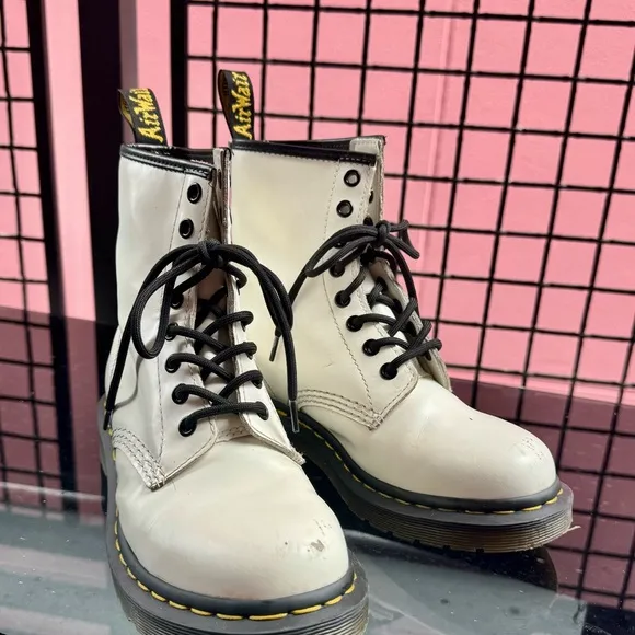 DR MARTENS 1460 smooth leather lace up boots