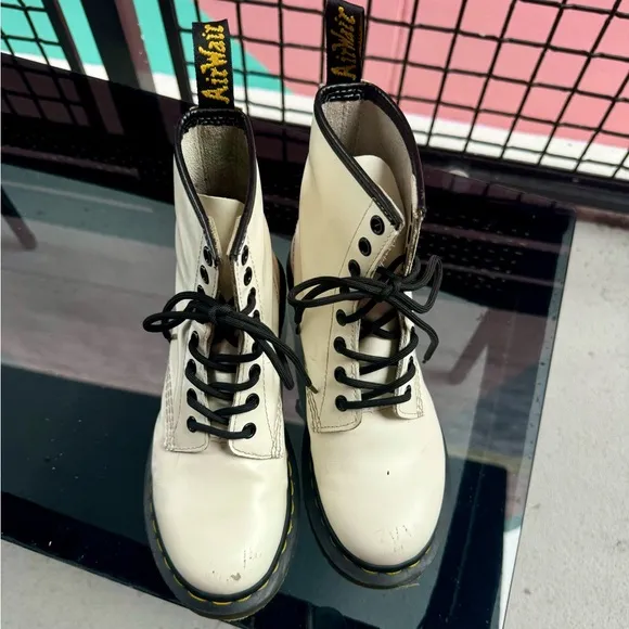 DR MARTENS 1460 smooth leather lace up boots