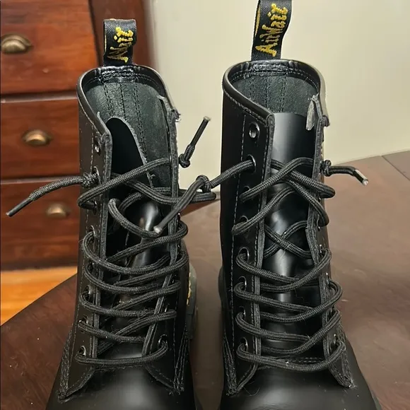 Dr. Martens 1460 SMOOTH LEATHER LACE UP BOOTS
