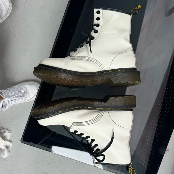 DR MARTENS 1460 smooth leather lace up boots
