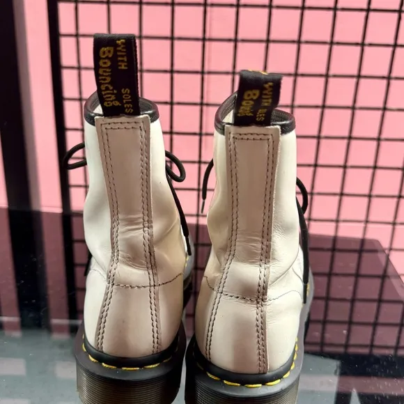 DR MARTENS 1460 smooth leather lace up boots
