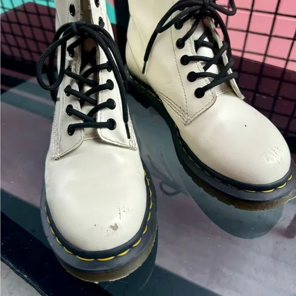 DR MARTENS 1460 smooth leather lace up boots