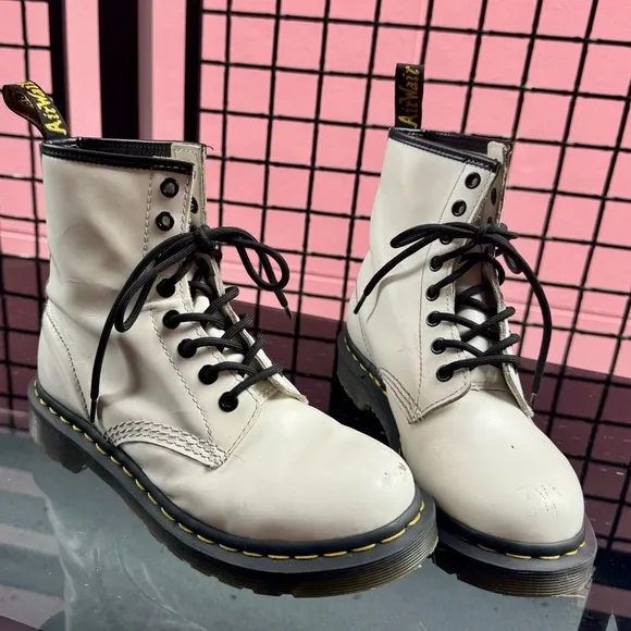 DR MARTENS 1460 smooth leather lace up boots