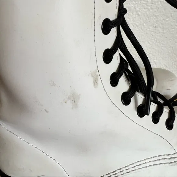 Dr Martens 1460 White Patent Leather 8 Eye Womens Boots Size 9 US EU 39