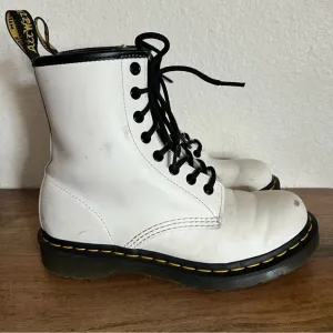 Dr Martens 1460 White Patent Leather 8 Eye Womens Boots Size 9 US EU 39