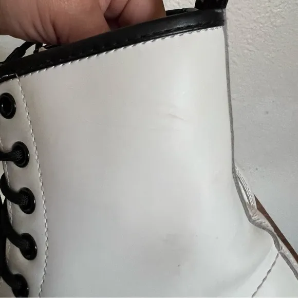 Dr Martens 1460 White Patent Leather 8 Eye Womens Boots Size 9 US EU 39
