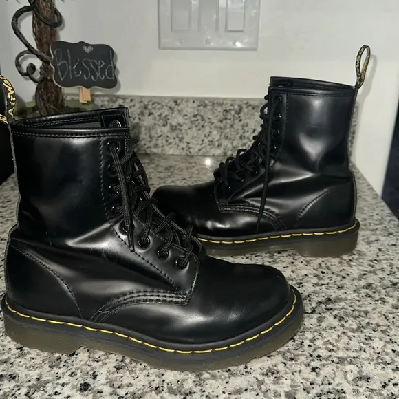 DR. MARTENS 1460 WOMEN'S SMOOTH LEATHER 8 EYE LACE UP BOOTS High top Black Sz 6