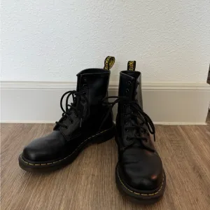 Dr. Martens 1460 Women’s Smooth Leather Lace Up Boots in smooth black women’s 7