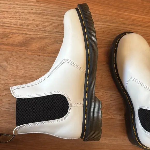 Dr. Martens 2976 Chelsea Boots in White Smooth Leather Size US L 6