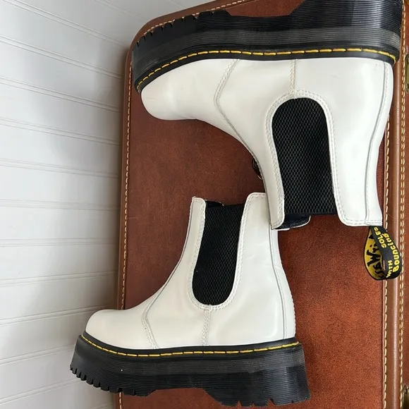 Dr Martens 2976 Smooth Leather Platform Chelsea Boots Size 8 Ladies