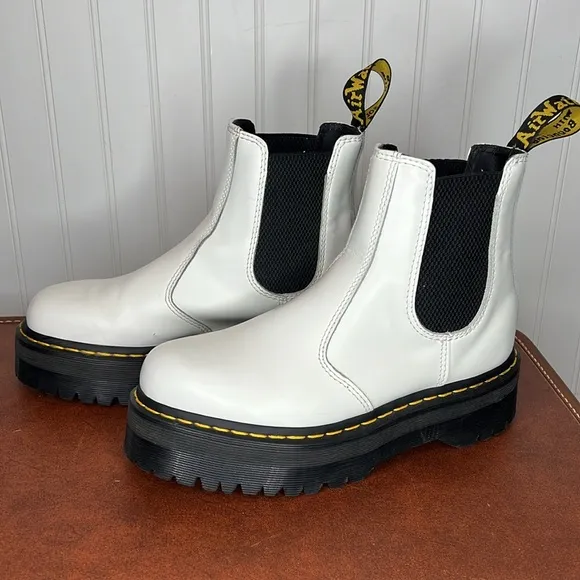 Dr Martens 2976 Smooth Leather Platform Chelsea Boots Size 8 Ladies
