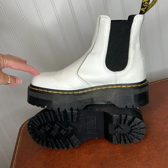 Dr Martens 2976 Smooth Leather Platform Chelsea Boots Size 8 Ladies