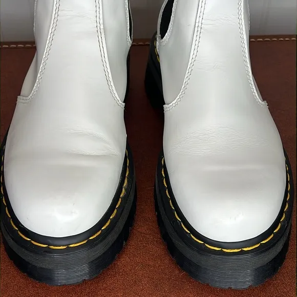 Dr Martens 2976 Smooth Leather Platform Chelsea Boots Size 8 Ladies