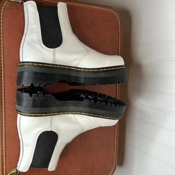 Dr Martens 2976 Smooth Leather Platform Chelsea Boots Size 8 Ladies
