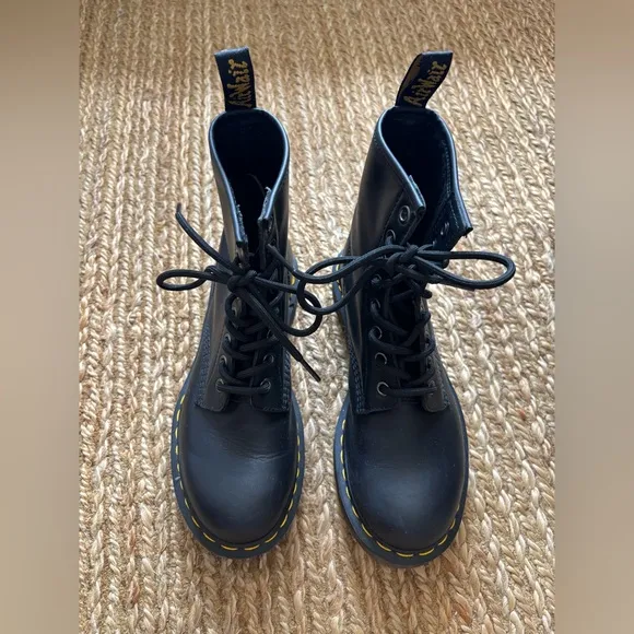 DR. MARTENS Doc Martens 1460 Smooth Leather Lace Up Black Leather Boots Size 7