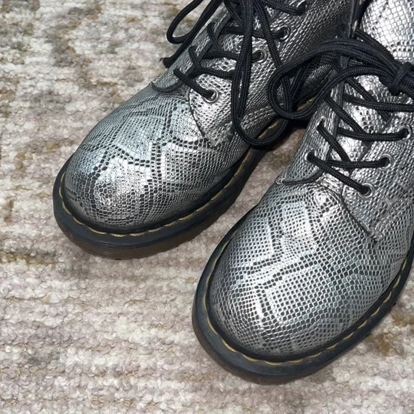 Dr. Martens Pascal 1460 Metallic Silver Snake Print Grunge Vegan Lace Up‎ Boots