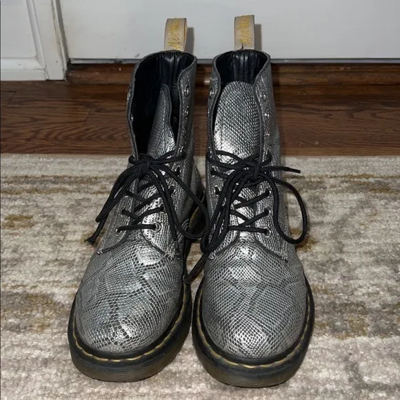 Dr. Martens Pascal 1460 Metallic Silver Snake Print Grunge Vegan Lace Up‎ Boots