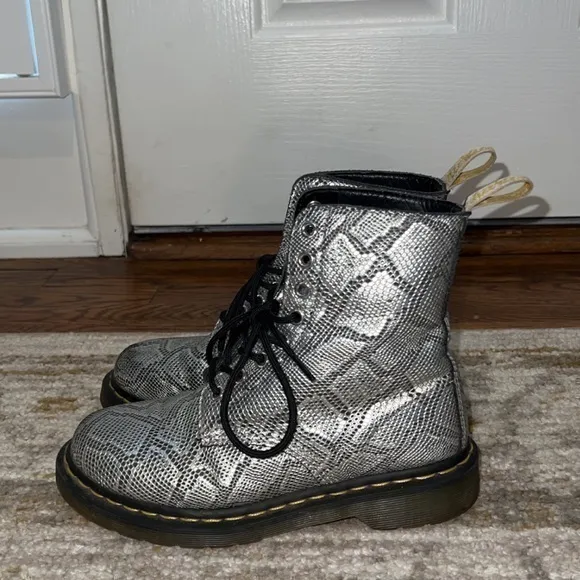 Dr. Martens Pascal 1460 Metallic Silver Snake Print Grunge Vegan Lace Up‎ Boots