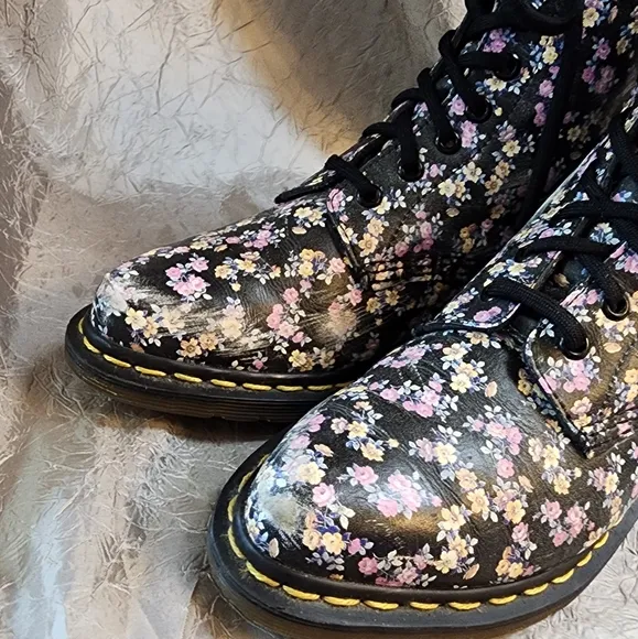 DR. MARTENS VINTAGE POINTED TOE BOOTS SZ 7