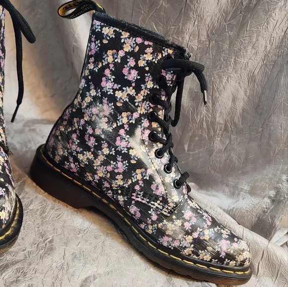 DR. MARTENS VINTAGE POINTED TOE BOOTS SZ 7
