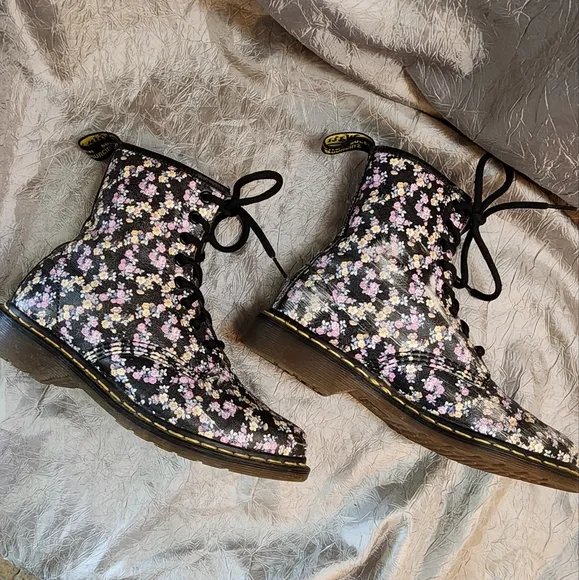 DR. MARTENS VINTAGE POINTED TOE BOOTS SZ 7