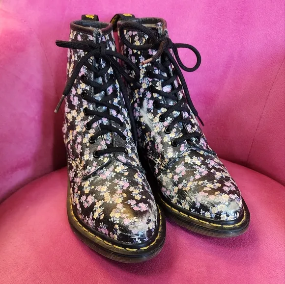 DR. MARTENS VINTAGE POINTED TOE BOOTS SZ 7